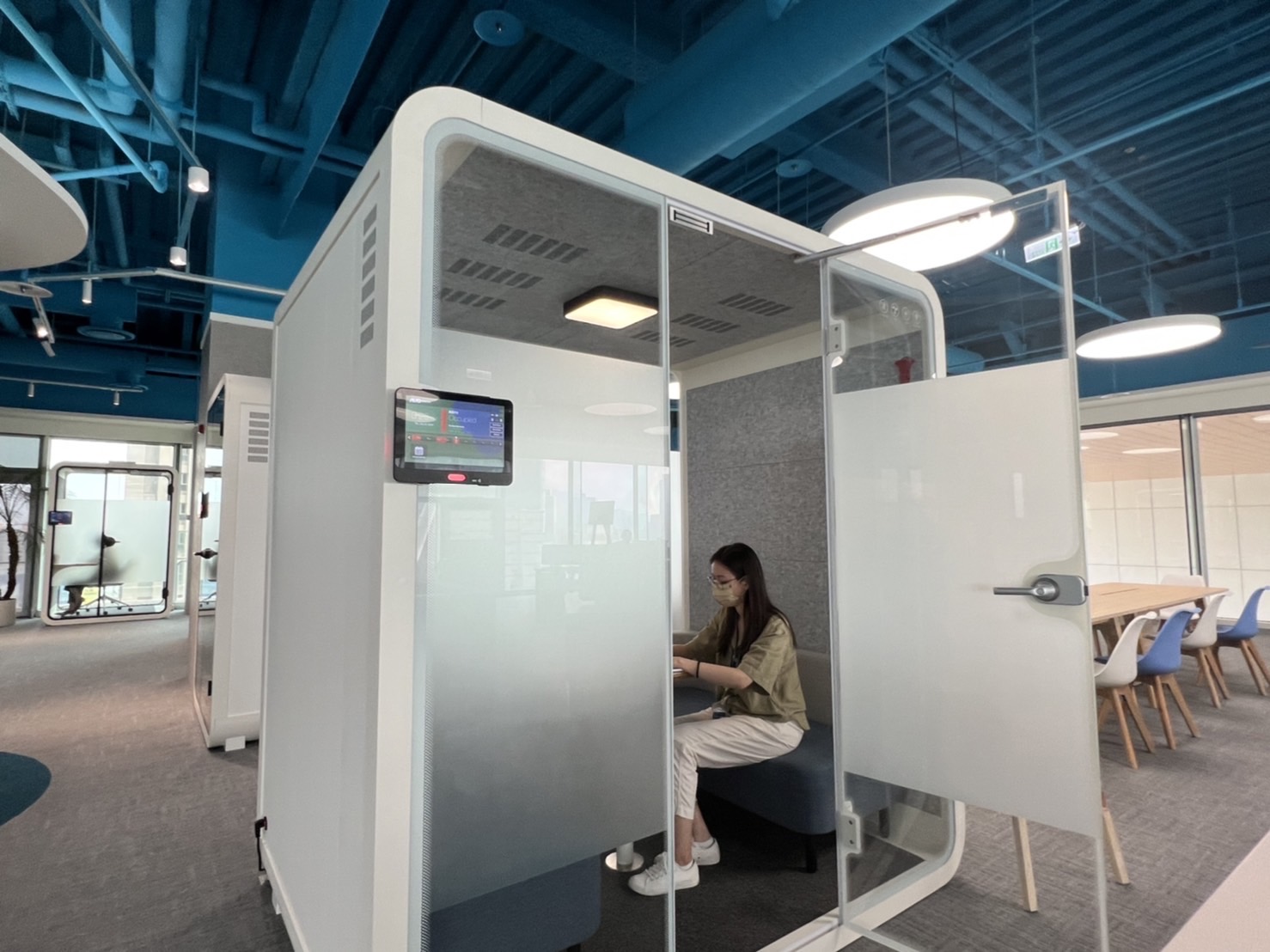 pg官网入口高雄據點的智慧行動辦公艙，展現pg官网入口在面板以外的研發應用軟實力