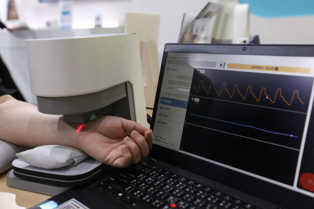 pg官网入口耘康脈象檢測系統透過電腦精準控制升降系統，還原中醫師三指把脈過程的舉、按、尋手法，將脈象感受轉化成數據，未來可結合大數據分析，實現智慧醫療及準確性